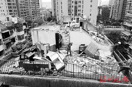 臺(tái)江義洲城管持續(xù)打好“兩違”整治攻堅(jiān)戰(zhàn)  新興新村拆除　2600平方米樓頂違建