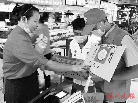 宣傳“文明餐桌”、開展交通勸導(dǎo)、提供免費(fèi)講解  臺江街頭活躍“志愿紅”