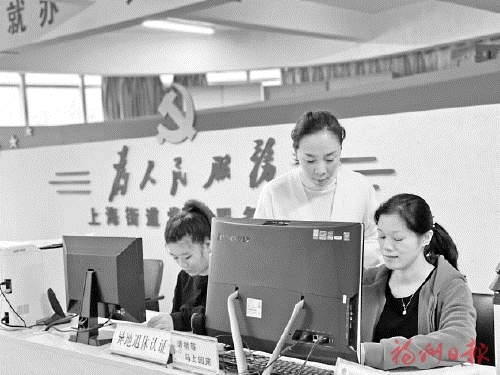 家門口再就業　越干越專業  43歲的宋秀玉失業了，多虧政府及時提供公益性崗位