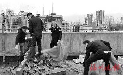 臺江城管拆除德盛花園違建