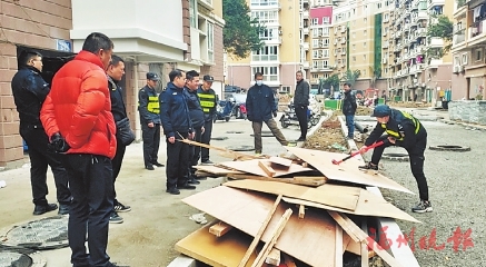 臺江城管拆除架空層違建
