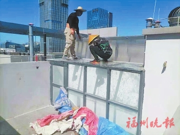 臺江城管拆除一處樓頂違建