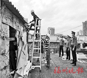 臺江城管拆除小區樓頂違建
