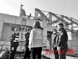大型廣告牌鐵架存隱患  臺江城管耗時3天拆除