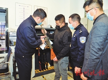 為市民挽回損失、巡邏防控……記者記錄一線民警風采  新春忠誠堅守　鑄就最美“警”色
