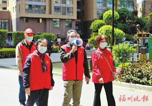 我省首家鄰里互助協(xié)會的老同志上門宣傳疫苗接種  “我們老人動員老人，更有說服力”