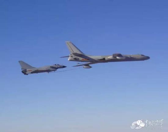給殲-10戰斗機進行空中加油的轟油-6空中加油機