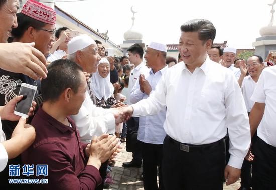 圖為：2016年7月18日至20日，中共中央總書記、國家主席、中央軍委主席習近平在寧夏調研考察。這是7月19日上午，習近平在銀川市永寧縣閩寧鎮原隆移民村，看望慰問移民群眾。