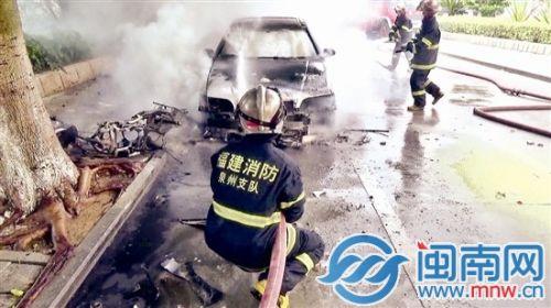 消防官兵控制火勢