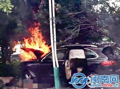 肇事小車起火，女騎手倒在車輪旁