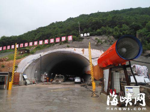 長平高速風洞山隧道，采用水霧炮降塵  