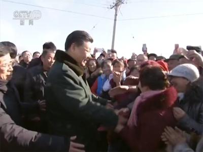 離開德勝村時，聞訊趕來的村民們圍過來給總書記問好，拜年，還舞起了彩龍，扭起了秧歌。