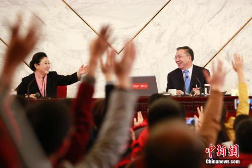 資料圖：2016年3月2日，全國政協(xié)十二屆四次會(huì)議新聞發(fā)布會(huì)在北京人民大會(huì)堂舉行，大會(huì)新聞發(fā)言人王國慶(右)回答中外記者提問。中新社記者 盛佳鵬 攝