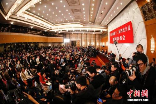資料圖：2016年3月2日，全國政協(xié)十二屆四次會(huì)議新聞發(fā)布會(huì)在北京人民大會(huì)堂舉行，大會(huì)新聞發(fā)言人王國慶回答記者提問。 中新社記者 杜洋 攝