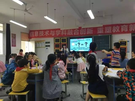 玩轉創意美術 渲染快樂童年———公共文化服務校園行走進臺江第三中心小學