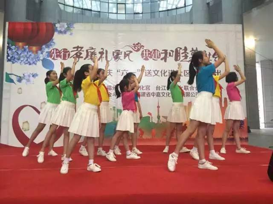 臺(tái)江舉辦“先行孝廉禮家風(fēng) 共建和睦美社會(huì)”文藝演出