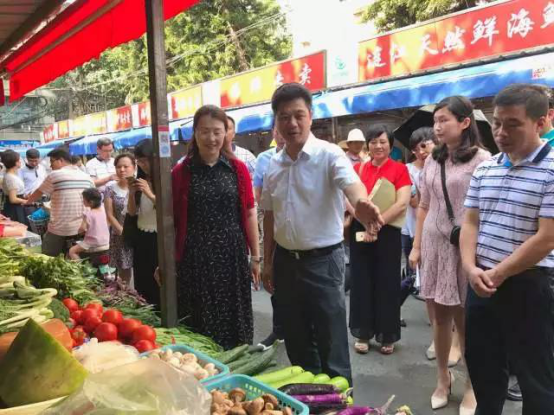 農貿市場文明創建現場會代表赴紅慶里便民市場參觀