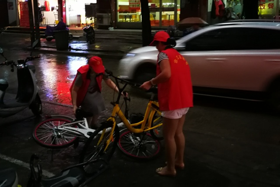臺風災后志愿服務不停歇 為臺江志愿者點贊