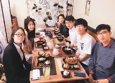 祝佳靜(左二)第一次在異鄉和朋友一起過生日。