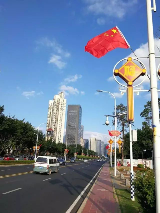 臺(tái)江：紅旗飄飄迎國(guó)慶 滿城盡是“中國(guó)紅”