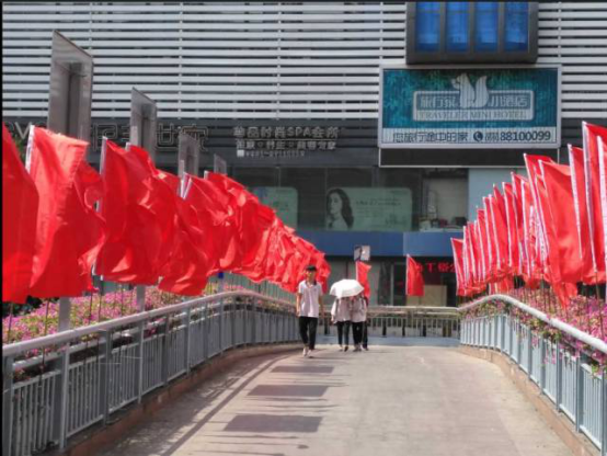 臺(tái)江：紅旗飄飄迎國(guó)慶 滿城盡是“中國(guó)紅”