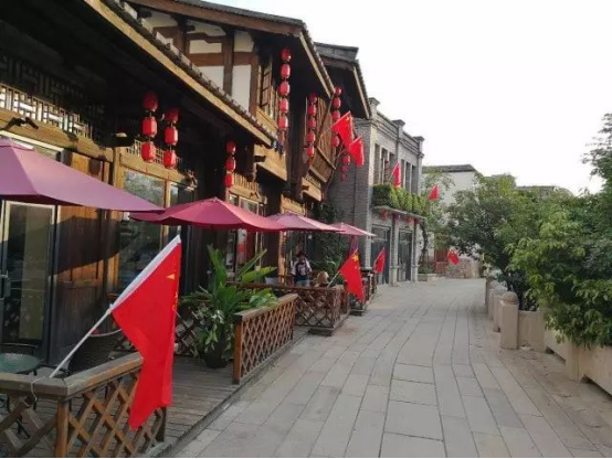 臺(tái)江：紅旗飄飄迎國(guó)慶 滿城盡是“中國(guó)紅”