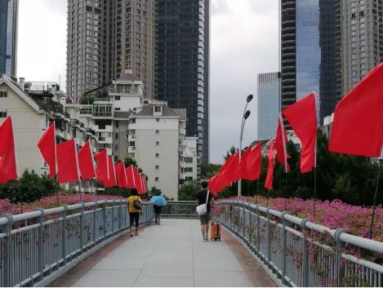 臺(tái)江：紅旗飄飄迎國(guó)慶 滿城盡是“中國(guó)紅”