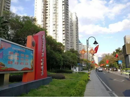 臺(tái)江：紅旗飄飄迎國(guó)慶 滿城盡是“中國(guó)紅”