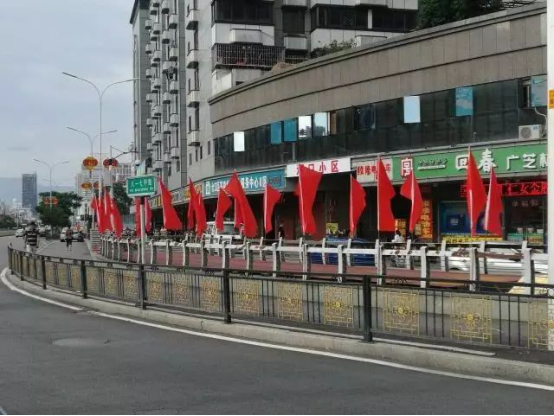 臺(tái)江：紅旗飄飄迎國(guó)慶 滿城盡是“中國(guó)紅”