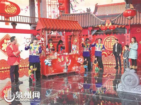 奧運冠軍楊威攜妻兒到現場觀看提線木偶表演
