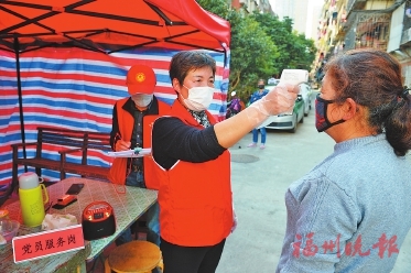 泰山社區“管家”張征，“疫”線防控不松懈：  “趁自己還能做事，為大家多做點”