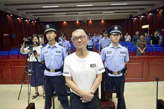 “茅臺局長”打掉副局長一顆牙 與情婦開房被偷拍