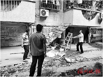 臺(tái)江城管拆除違建遮雨棚