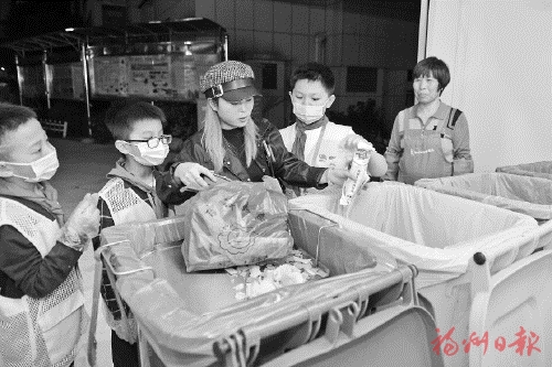 紅領(lǐng)巾督導(dǎo)員上崗參與垃圾分類