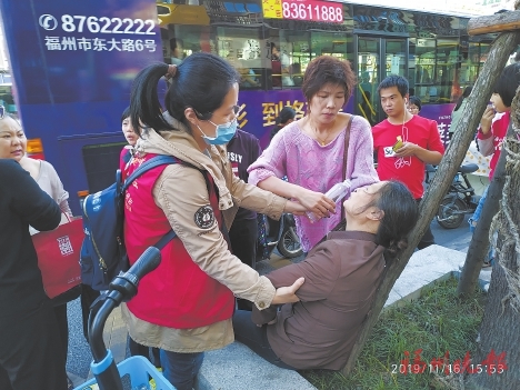 街頭文明宣傳　這一扶很服人