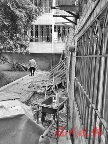 臺江城管　拆除元一花園違建