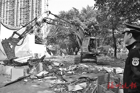 臺(tái)江城管拆除歷史存量違建  拆違面積約500平方米