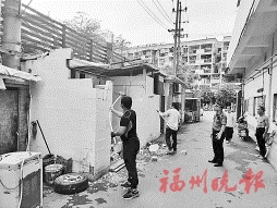 臺江拆除鰲光小區(qū)旁違建