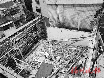 鰲峰苑一處樓頂違建被拆