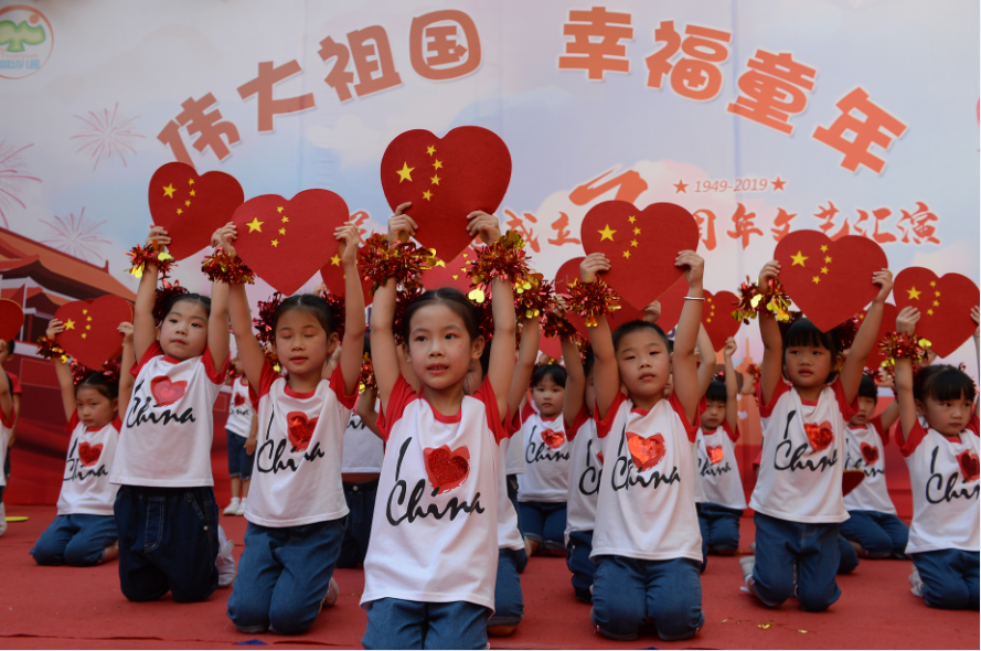 臺江校園變身“紅色海洋” 花式告白慶華誕