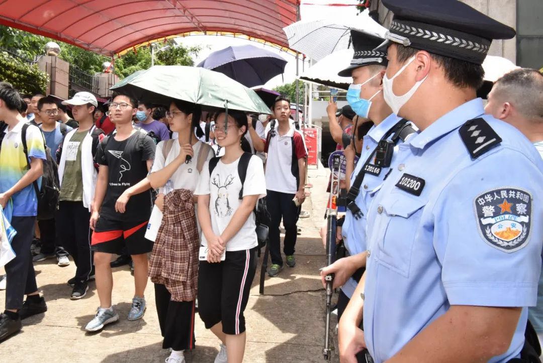 傳遞文明正能量 臺江志愿者暖心護考 助力學子“乘風破浪”