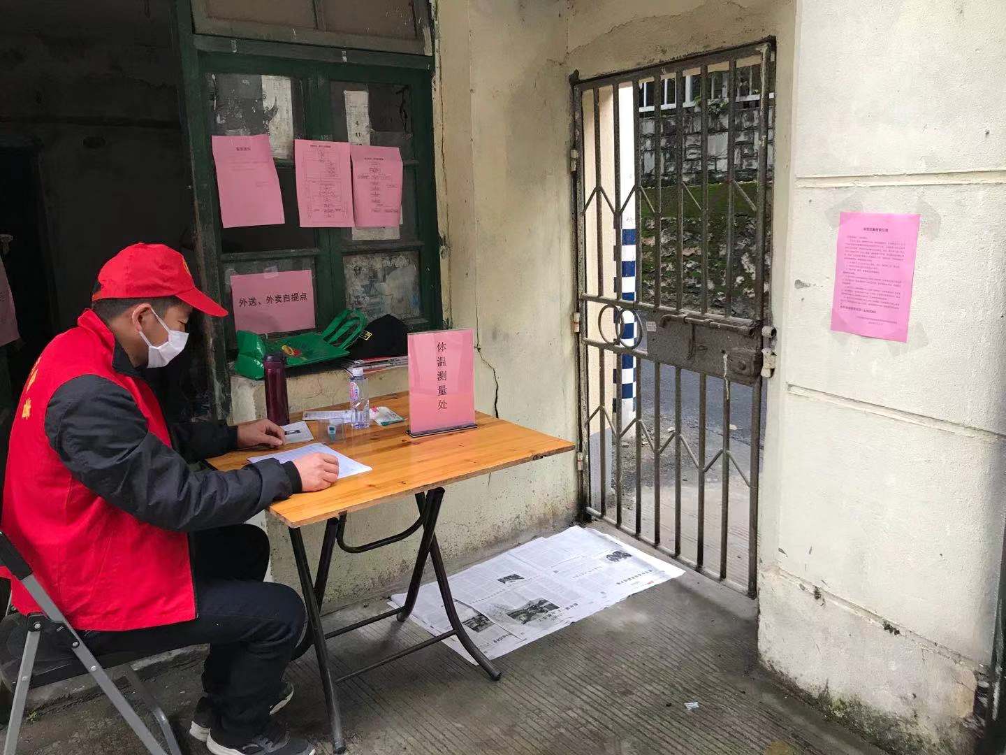 臺(tái)江志愿者堅(jiān)守?zé)o物業(yè)小區(qū) 齊心筑牢防控墻