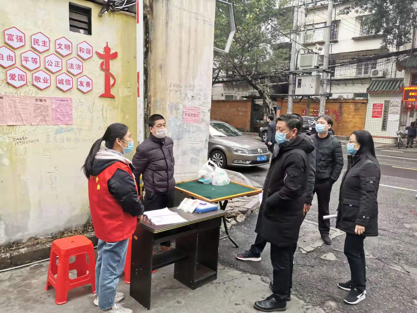 臺(tái)江志愿者堅(jiān)守?zé)o物業(yè)小區(qū) 齊心筑牢防控墻
