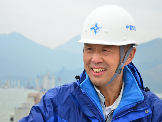 林鳴在沉管安裝現場。本人供圖