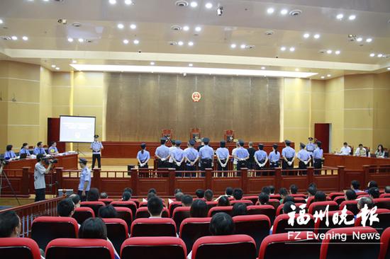 鼓樓區公開審理“掃黑除惡”案件現場。