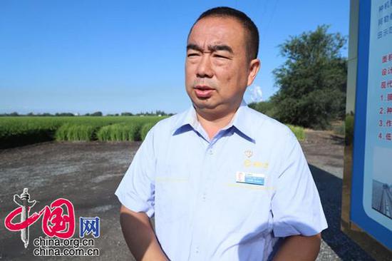 新疆天業（集團）有限公司農研所所長王永強介紹情況（攝影：李培剛）