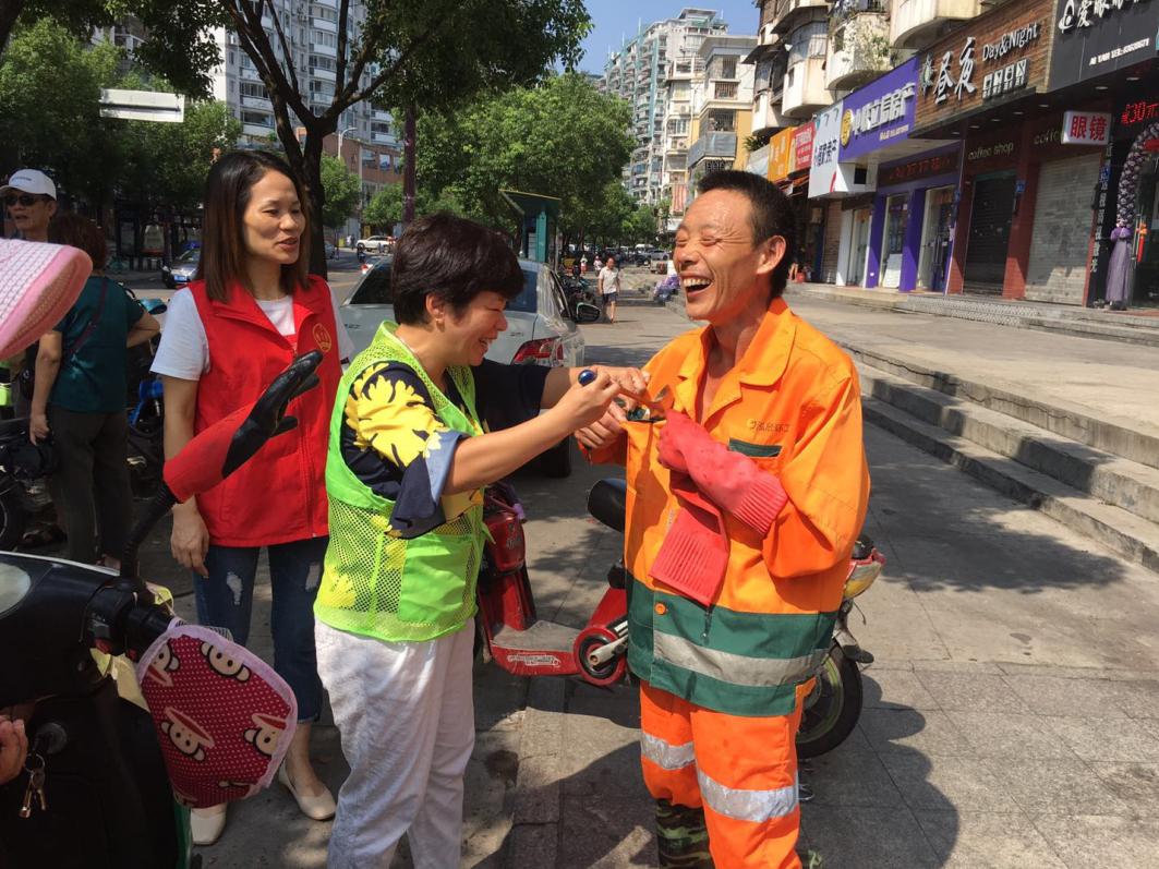 河下社區志愿者為一線勞動者送上蠶豆.jpg