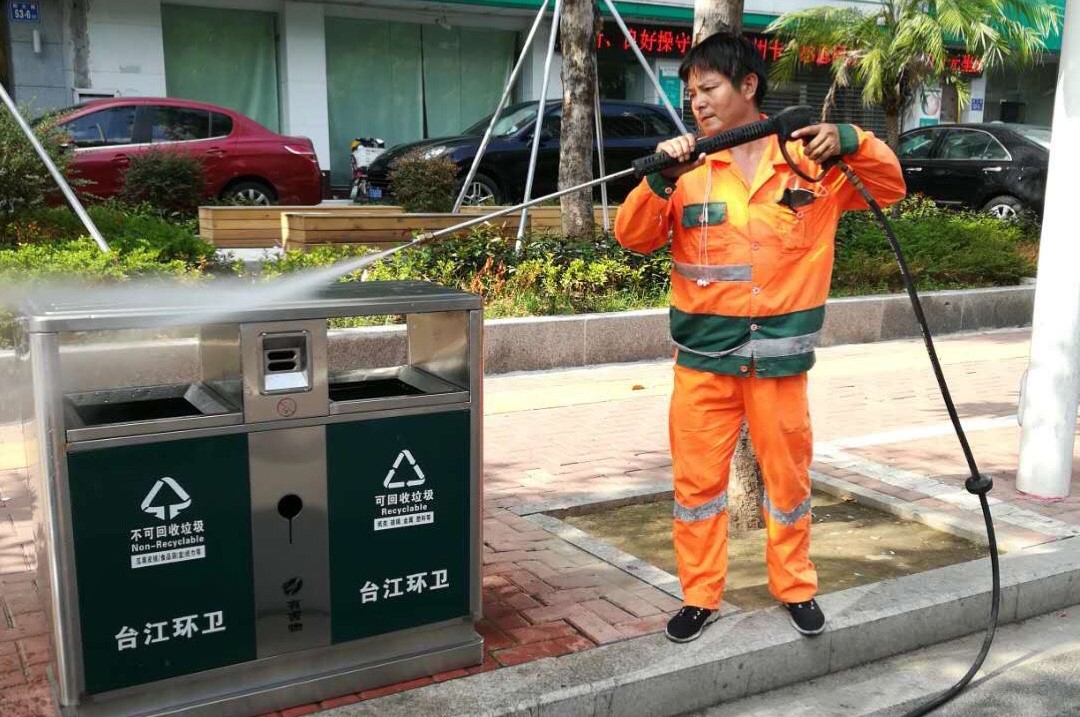 環衛工人清洗果皮箱.JPG