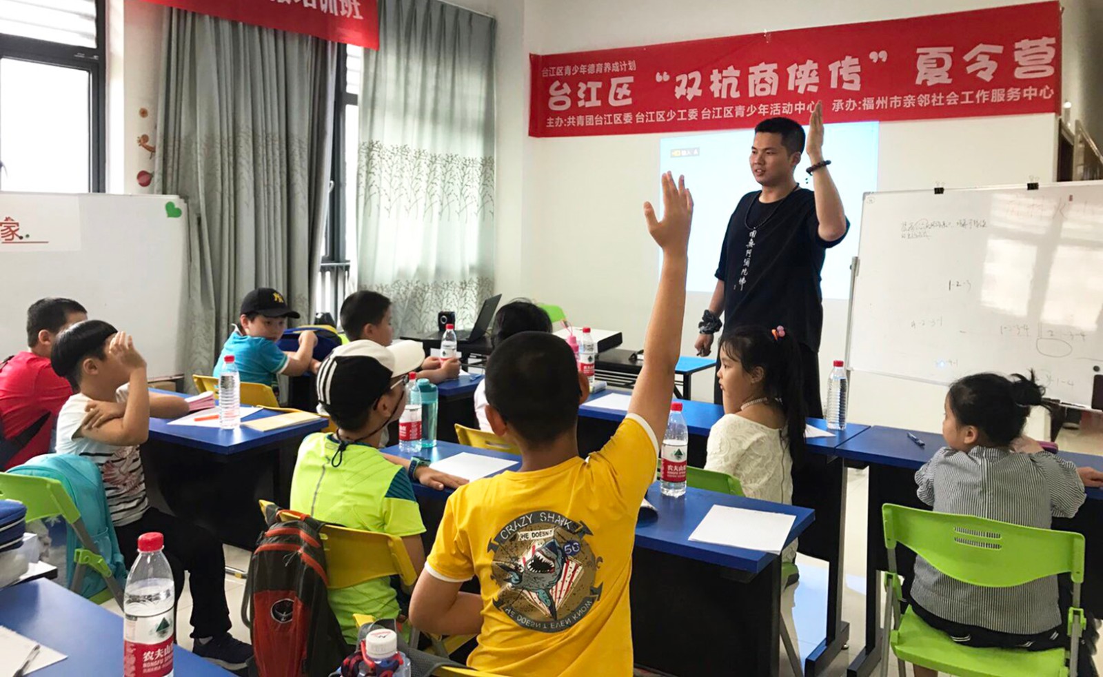 孩子們分享自己的見聞和感受.jpg