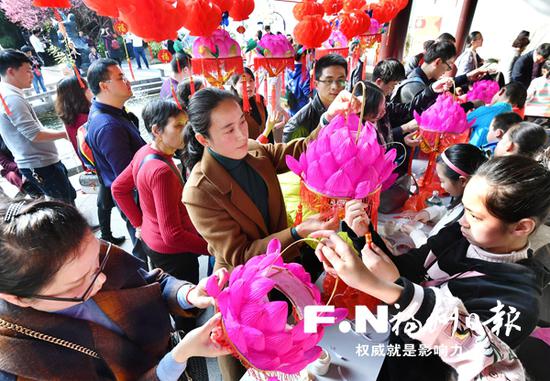 傳承優(yōu)秀傳統(tǒng)文化，市民樂學扎花燈。記者 黃立新 攝